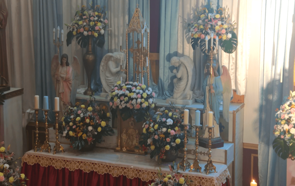 Décoration du maître-autel de la Chapelle de la Réparation - Toussaint 2025 - Ordre Romain de Marie Reine de France